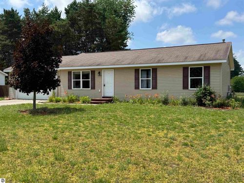 3046 Crimson Ranch Ln, Traverse City, MI, 49685-9767 | Card Image