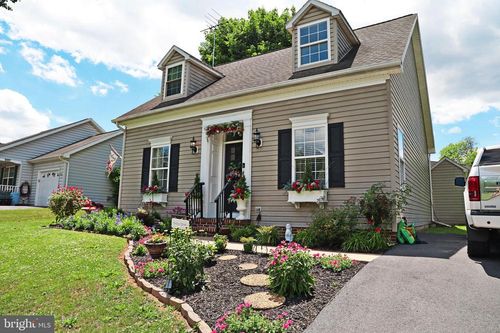 211 Sentry Ln, MARTINSBURG, WV, 25401-2974 | Card Image