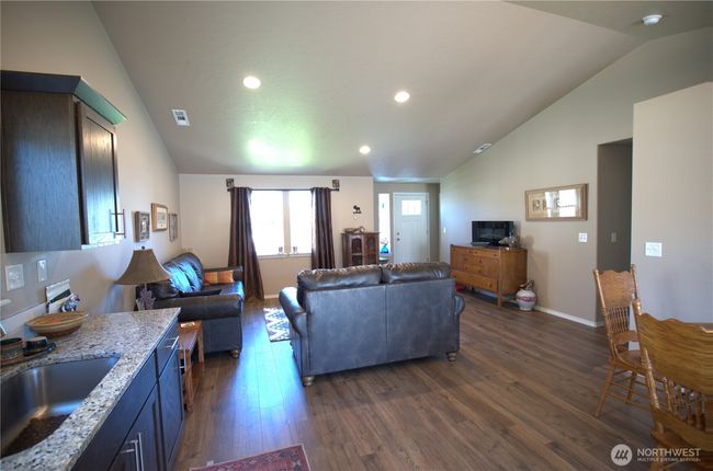 1028 W Sequoia Rd, House other with 3 bedrooms, 2 bathrooms and 2 parking in Moses Lake WA | Image 5