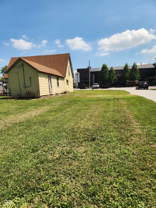 208 S Bowers St, Whitestown, IN, 46075-9821 | Card Image