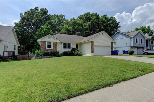 816 Ne Bristol Dr, Lee's Summit, MO, 64086-1709 | Card Image