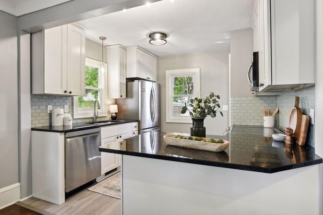 Granite countertops, stainless steel appliances | Image 14
