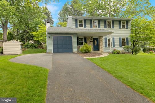 1995 Pierce Dr, Whitehall, PA, 18052-4010 | Card Image