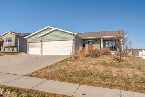 4424 Chamberlain Dr, Bismarck, ND, 58503-5850 | Card Image