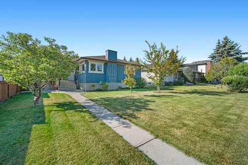1131 15 Avenue Ne, Calgary, AB, T2E1J4 | Card Image