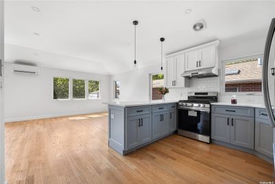 63-19 136 Street, Home with 6 bedrooms, 5 bathrooms and 3 parking in Flushing NY | Image 2