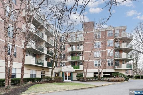 200 Grand Cove Way, Edgewater, NJ, 07020-7214 | Card Image