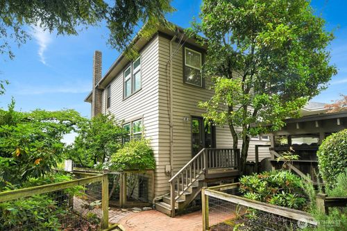 910 11th Avenue E, Seattle, WA, 98102 | Card Image