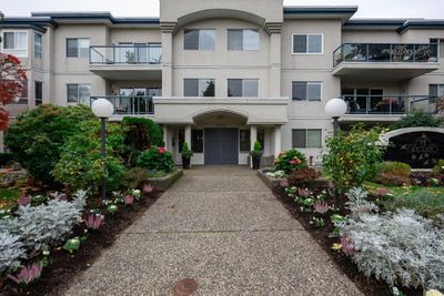 208 - 1441 Blackwood St, Condo with 2 bedrooms, 2 bathrooms and 1 parking in White Rock BC | Image 2