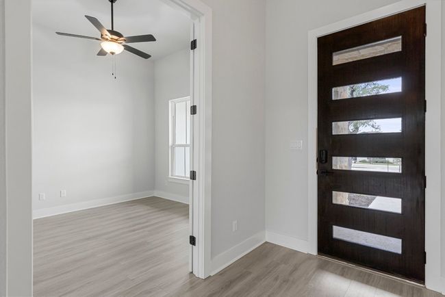 Spacious entryway | Image 4