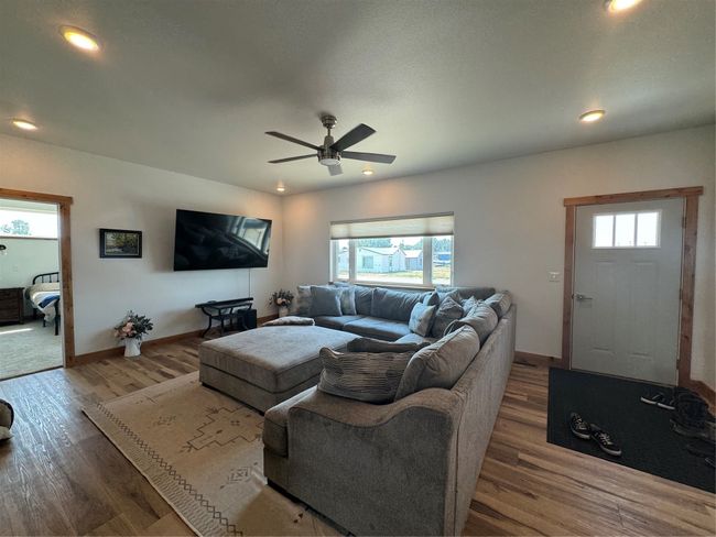 Living Room/Front Entry | Image 6