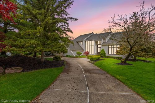 5215 Deer Run Cir, Orchard Lake, MI, 48323-1511 | Card Image