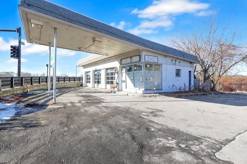 301 Main St, Groveland, MA, 01834-1215 | Card Image