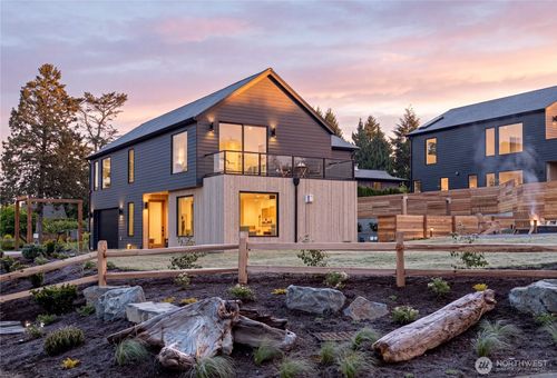 18638 2nd Ave Sw, Normandy Park, WA, 98166-4010 | Card Image