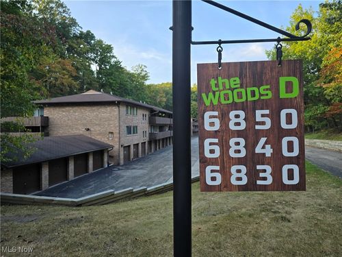 d54-6850 Carriage Hill Dr, Brecksville, OH, 44141-1289 | Card Image