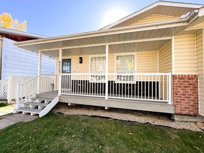 5113A 54 Ave, Home with 2 bedrooms, 1 bathrooms and 2 parking in Ponoka AB | Image 1