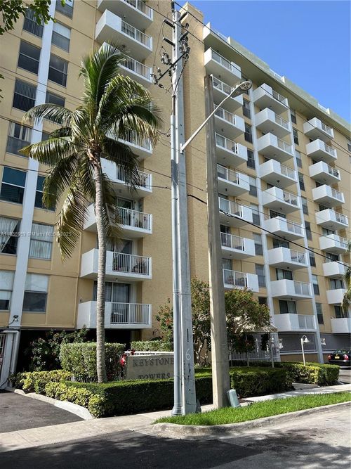 apt-711-2020 Ne 135th St, North Miami, FL, 33181-2112 | Card Image