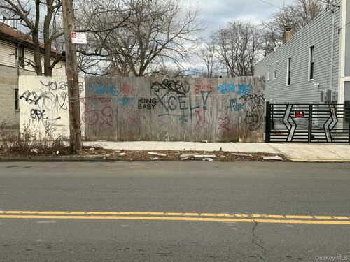 983 Crescent St, Brooklyn, NY, 11208-5517 | Card Image