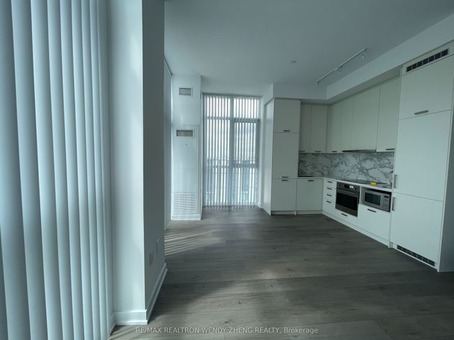 2102 - 38 Honeycrisp Cres, Condo with 2 bedrooms, 1 bathrooms and null parking in Concord ON | Image 6