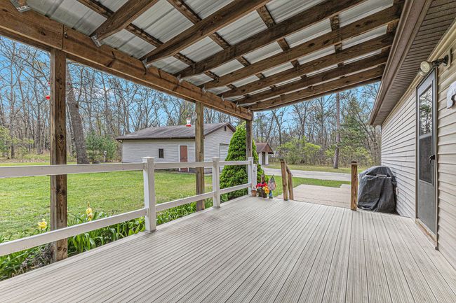 Covered back deck | Image 23