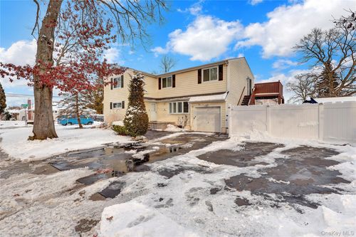 199 August Rd, North Babylon, NY, 11703-1901 | Card Image