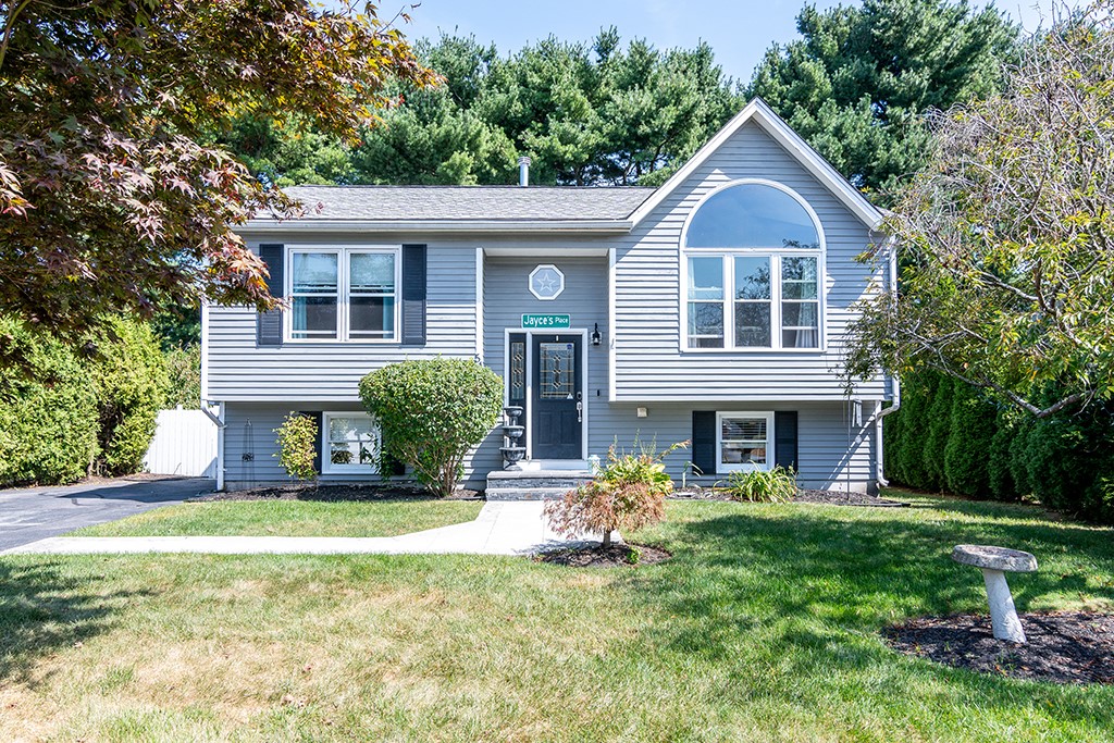 Mallory Ct, Cranston, RI 02910