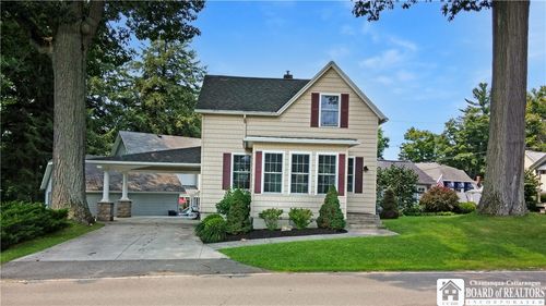 37 Center St, Bemus Point, NY, 14712-9628 | Card Image