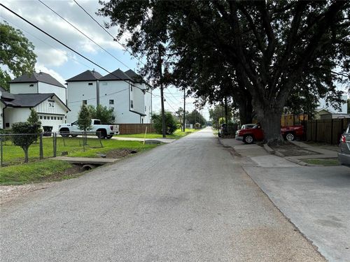 220 E 37th St, Houston, TX, 77018-6532 | Card Image