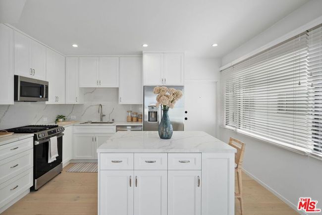 APT-201 - 5205 Ocean Front Walk, Condo with 2 bedrooms, 3 bathrooms and 2 parking in Marina del Rey CA | Image 25