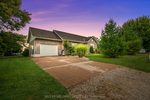 11 Eureka St, Forest, ON, N0N1J0 | Card Image