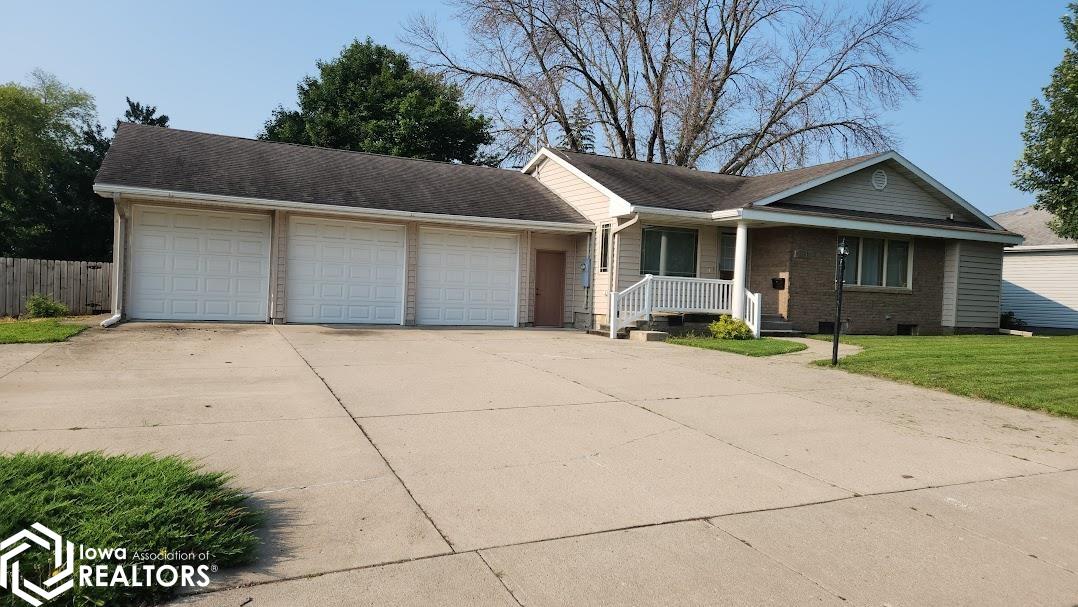4th St, Mason City, IA 50401