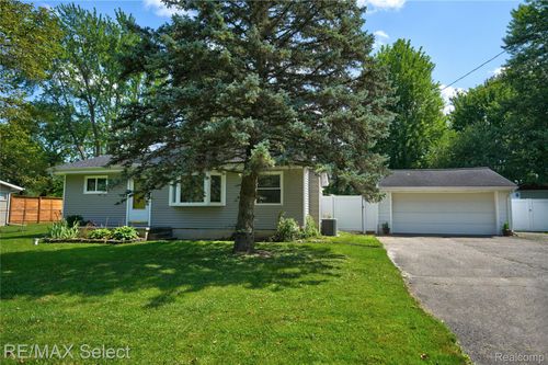 6030 Sun Valley Dr, Grand Blanc, MI, 48439-9165 | Card Image