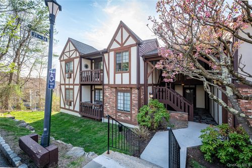 33 Foxwood Cir, Mount Kisco, NY, 10549-1128 | Card Image