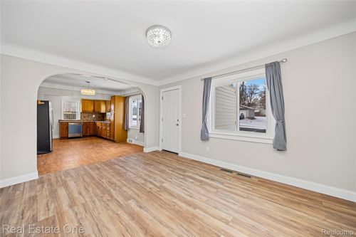 943 Premont Ave, Waterford, MI, 48328-3844 | Card Image