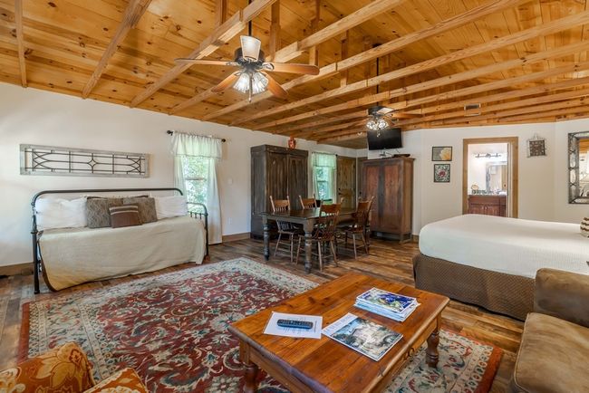 514 W Austin St, Home with 2 bedrooms, 2 bathrooms and null parking in Fredericksburg TX | Image 7