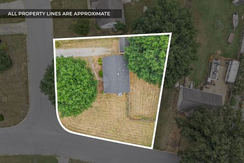 1901 Roan Dr, Clarksville, TN, 37042-3440 | Card Image
