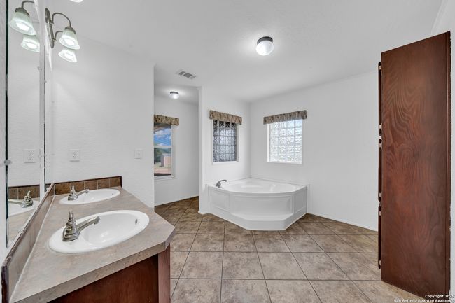 6 River Bluff Dr, House other with 4 bedrooms, 3 bathrooms and null parking in Lytle TX | Image 14