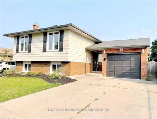 upper-24 Winnifred Ave, Saint Catharines, ON, L2M7H3 | Card Image