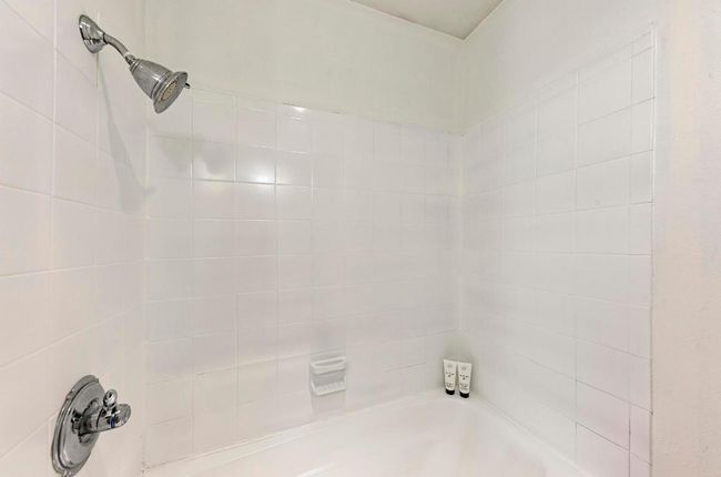 Details with tub / shower combination | Image 20
