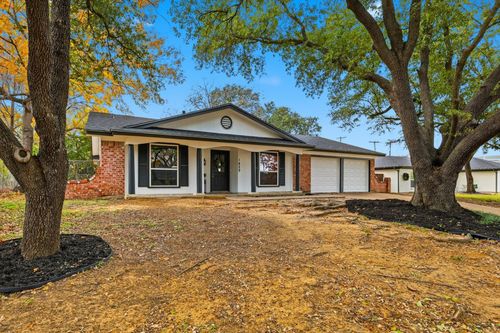 1429 Foothill Dr, Hurst, TX, 76053-3861 | Card Image