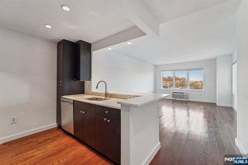 3118 City Pl, Edgewater, NJ, 07020-3161 | Card Image