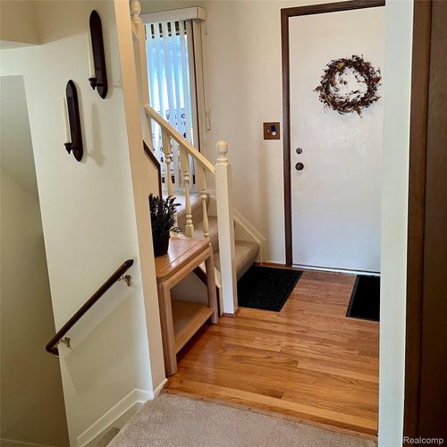 44736 Lynn Dr, Plymouth, MI, 48170-3811 | Card Image