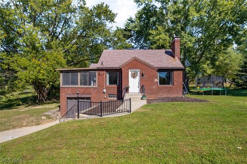 1415 Faircrest St Se, Canton, OH, 44707-1235 | Card Image