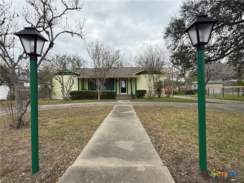 1019 E Gonzales St, Yoakum, TX, 77995-4515 | Card Image