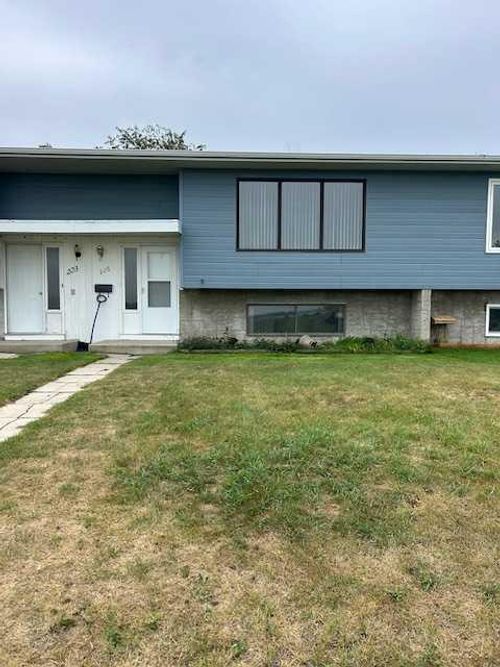 225 7 Avenue N, Vauxhall, AB, T0K2K0 | Card Image