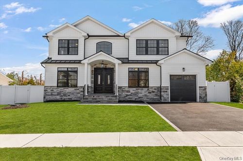 10 Lee Place, Oyster Bay, NY, 11804 | Card Image
