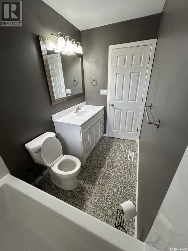 142 3rd St W, House other with 5 bedrooms, 2 bathrooms and null parking in Coronach SK | Image 9