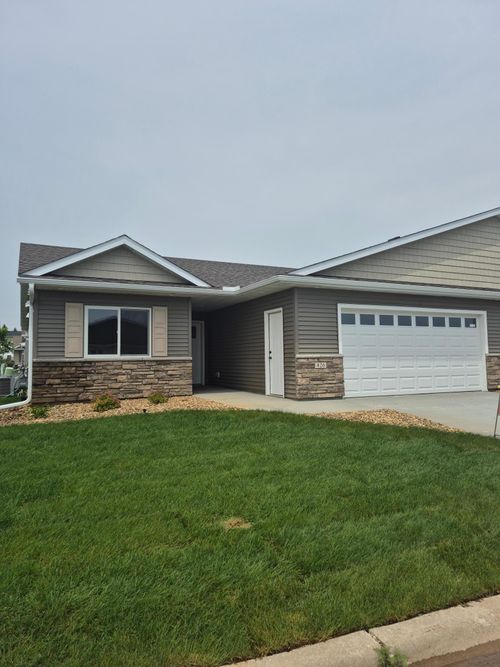 426 Fawn Run, Kenyon, MN, 55946-1422 | Card Image