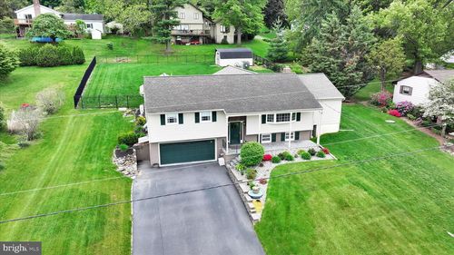 230 Edgewood Dr, New Holland, PA, 17557-9398 | Card Image