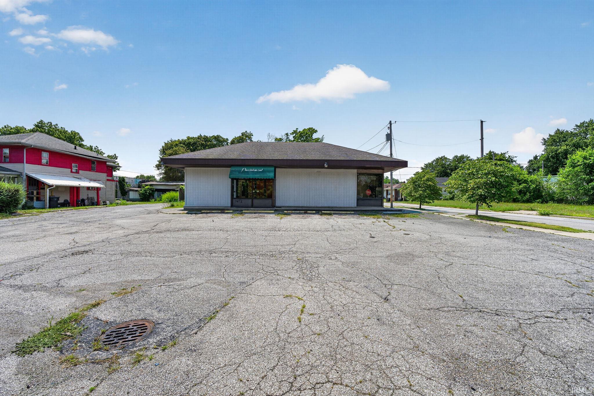 1602 Lincoln Way E, South Bend, IN 46613